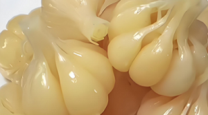 想腌出好吃又干净的糖醋蒜，关键是挑对蒜、用对法，配比和步骤都不能含糊 ...